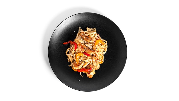 Fideos wok con pollo aislado. Pasta con filete de pollo