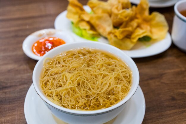 Foto los fideos wonton en la ciudad de hong kong