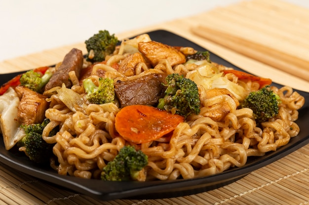 Fideos Yakisoba Plato Yakisoba con carne de pollo y verduras