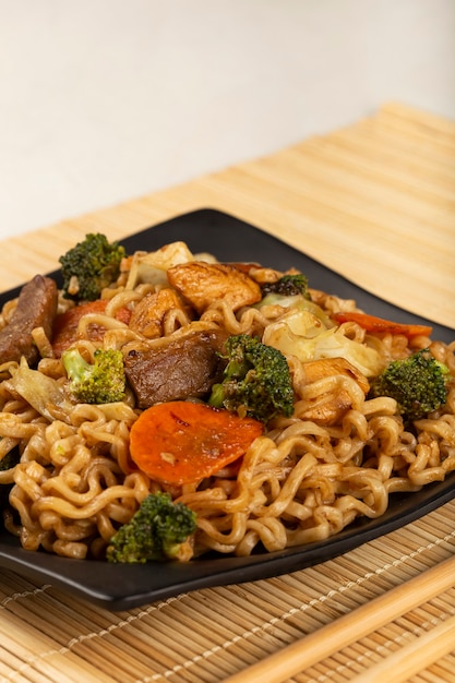 Fideos Yakisoba Plato Yakisoba con carne de pollo y verduras