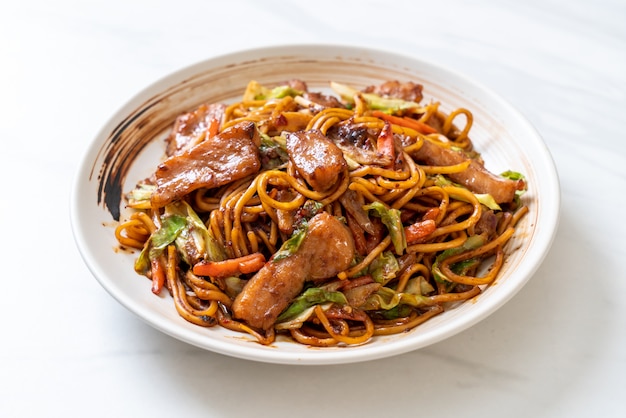 Fideos de yakisoba salteados con carne de cerdo