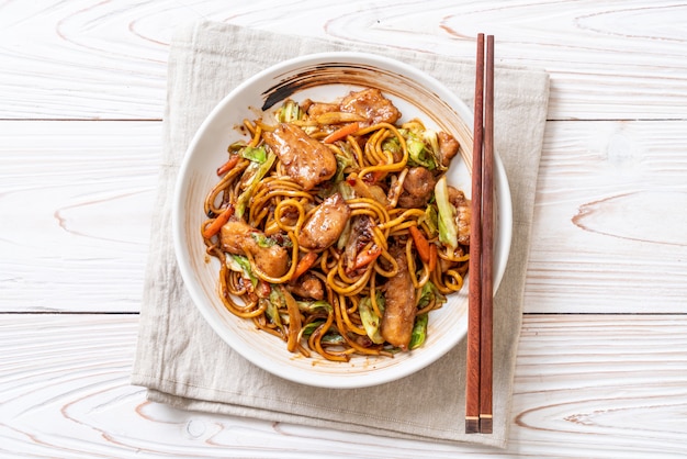 fideos yakisoba salteados con carne de cerdo