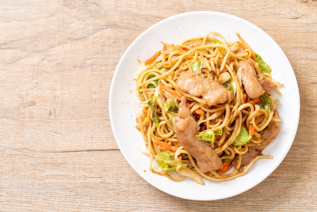 fideos yakisoba salteados con carne de cerdo