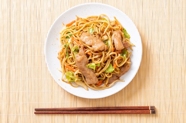 Fideos yakisoba salteados con carne de cerdo