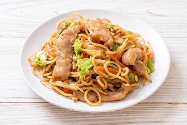 Fideos de yakisoba salteados con carne de cerdo