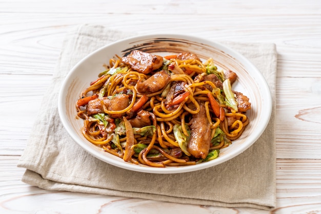 Fideos Yakisoba Salteados Con Cerdo