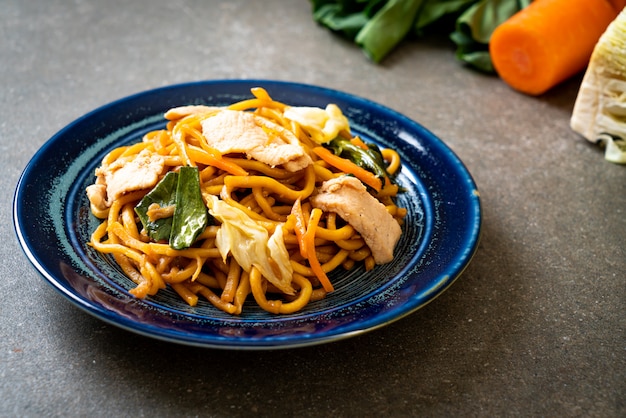 Fideos de yakisoba salteados con pollo