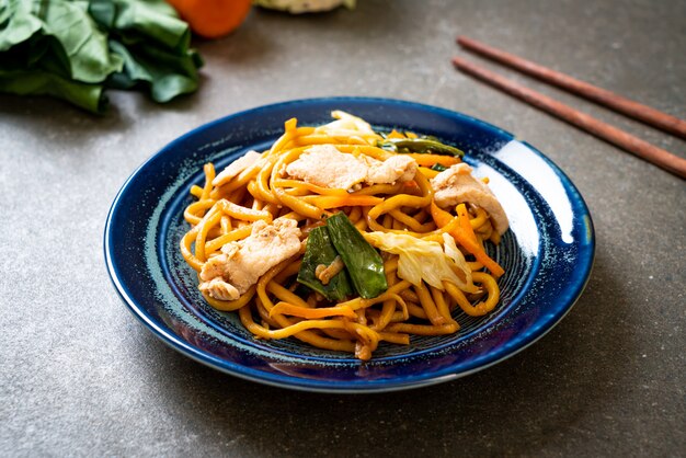 Fideos de yakisoba salteados con pollo