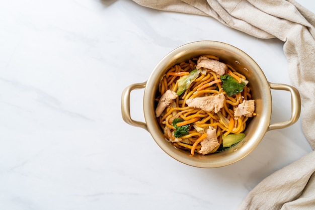 fideos yakisoba salteados con pollo