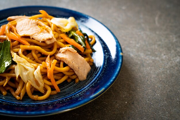 fideos yakisoba salteados con pollo