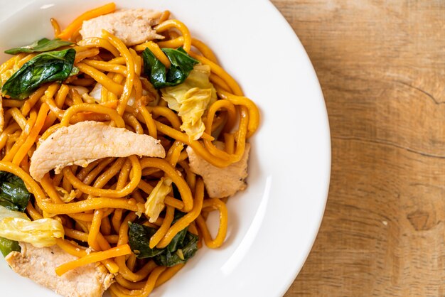 fideos yakisoba salteados con pollo