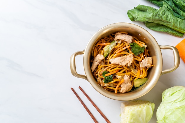 fideos yakisoba salteados con pollo