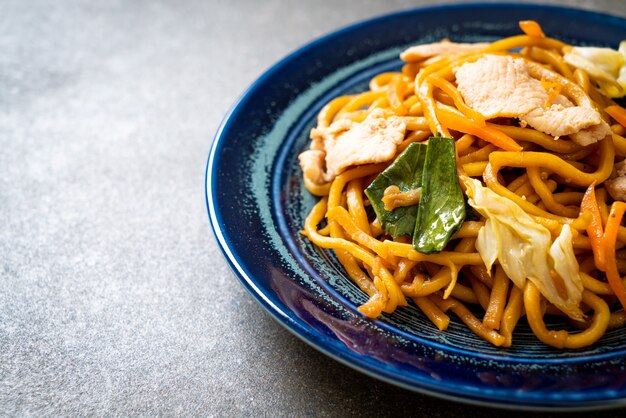 fideos yakisoba salteados con pollo