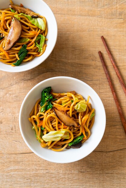 fideos yakisoba salteados con vegetales al estilo asiático. comida vegana y vegetariana