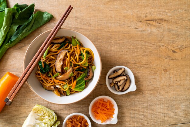 fideos yakisoba salteados con vegetales al estilo asiático - comida vegana y vegetariana