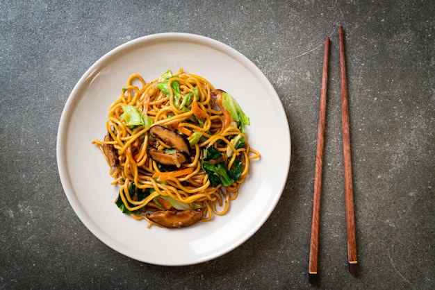 fideos yakisoba salteados con vegetales al estilo asiático - comida vegana y vegetariana