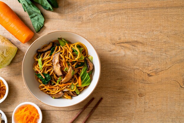 fideos yakisoba salteados con vegetales al estilo asiático - comida vegana y vegetariana