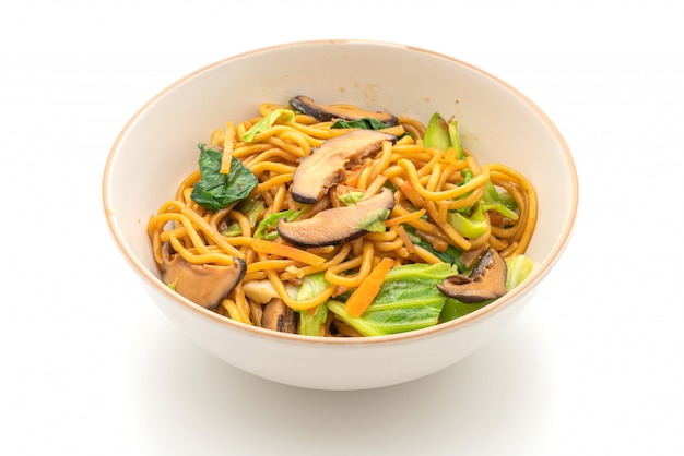 fideos yakisoba salteados con vegetales - comida vegana y vegetariana