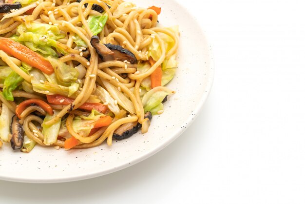 Fideos de yakisoba salteados con vegetales