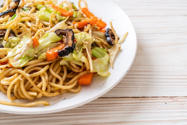 Fideos de yakisoba salteados con vegetales