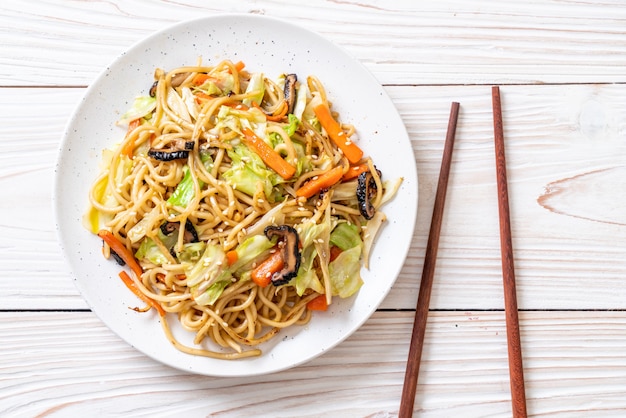 Fideos de yakisoba salteados con vegetales