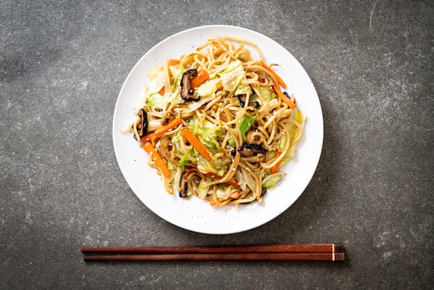 Fideos de yakisoba salteados con vegetales