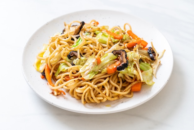 Fideos de yakisoba salteados con vegetales