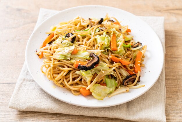 Fideos de yakisoba salteados con vegetales