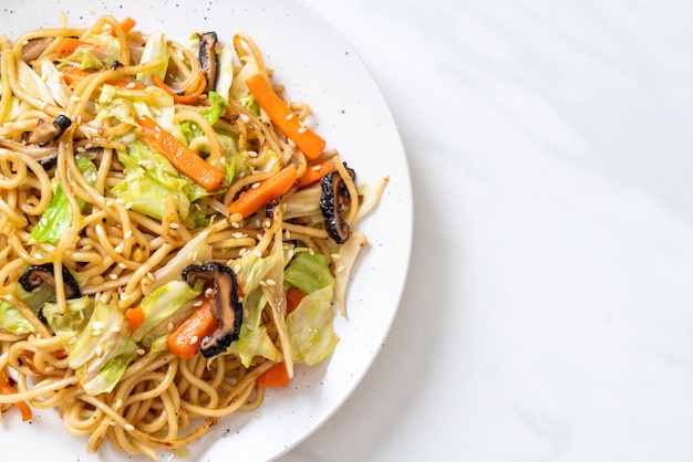 Fideos yakisoba salteados con vegetales