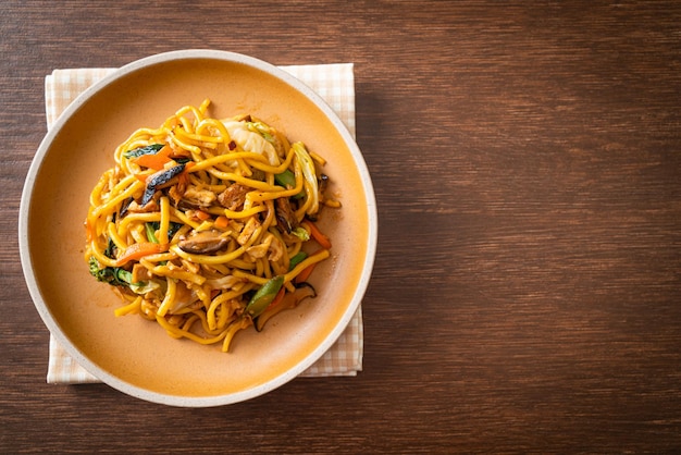 Fideos yakisoba salteados con verdura al estilo vegano