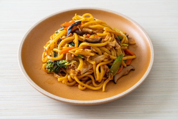 Fideos yakisoba salteados con verdura al estilo vegano