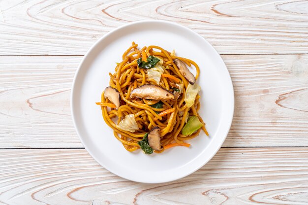 Fideos de yakisoba salteados con verduras al estilo asiático