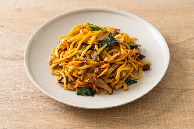 Fideos yakisoba salteados con verduras al estilo vegano Comida vegana y vegetariana