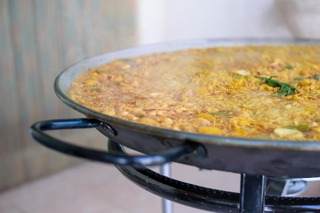 Fideua tradicional da Espanha uma massa típica feita com ingredientes de paella