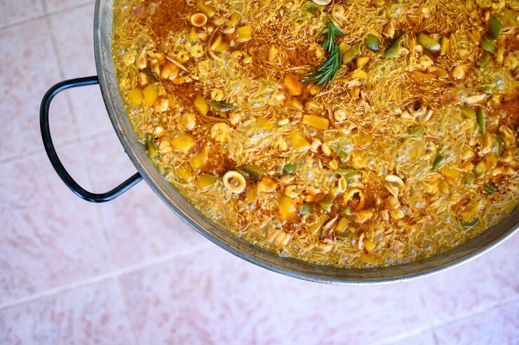 Fideuá tradicional de España una pasta típica hecha con ingredientes de paella