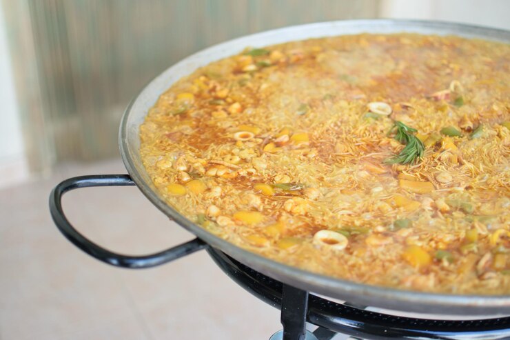 Fideuá tradicional de España una pasta típica hecha con ingredientes de paella