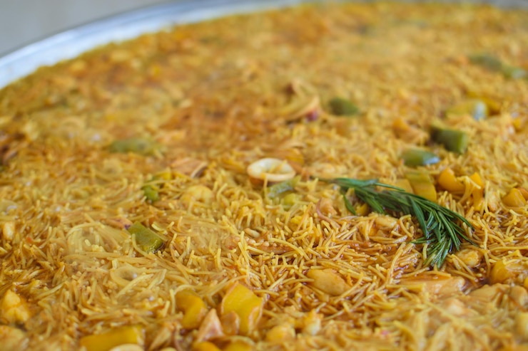 Fideuá tradicional de España una pasta típica hecha con ingredientes de paella