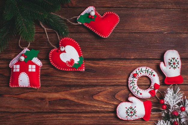 Fieltro adornos navideños en la mesa de madera con espacio de copia