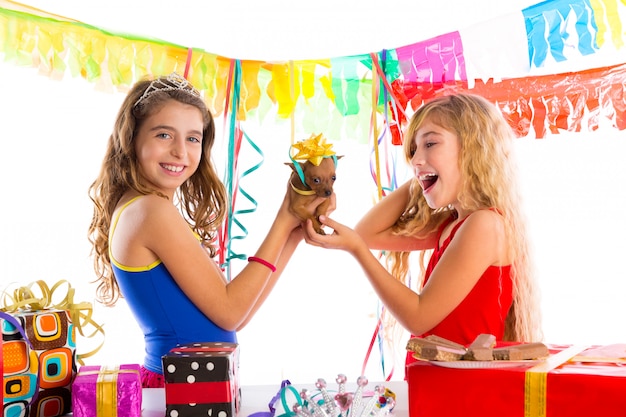 Fiesta de amigas emocionada con perro cachorro presente