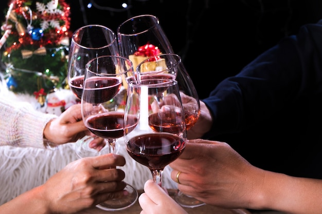 Fiesta de año nuevo de Navidad celabrating con champaña y árbol