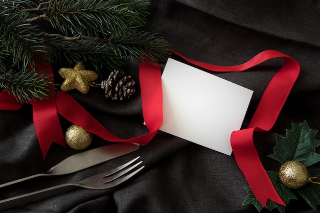 La fiesta de año nuevo de Navidad con fondo de tarjeta de felicitación de cena de utensilio celebra el tiempo de feliz