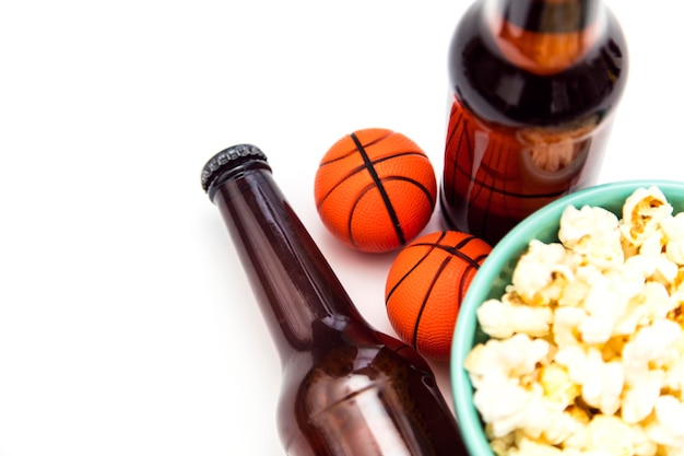 Fiesta de baloncesto Botella de cerveza con baloncesto y palomitas de maíz