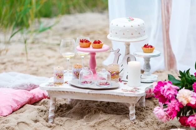 Fiesta candy bar con pasteles en la playa