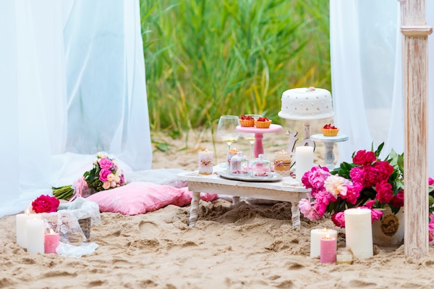 Fiesta candy bar con pasteles en la playa