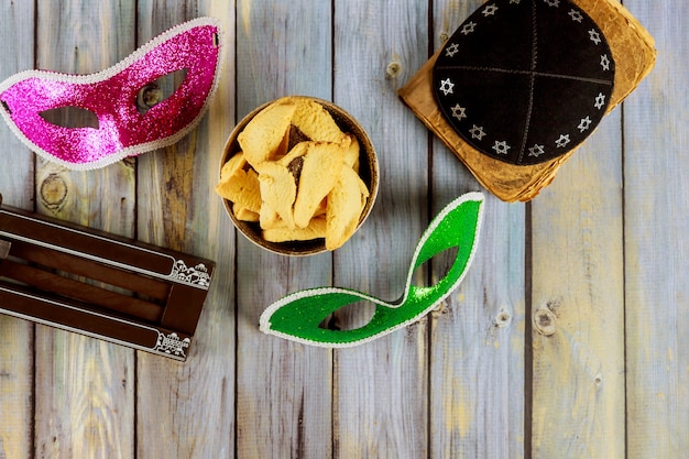 Fiesta de carnaval judío tradicional Celebración de Purim y galletas hamantaschen, matraz y máscara