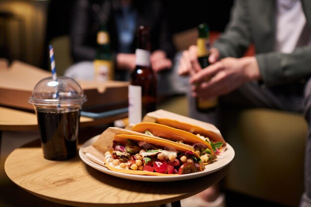 Fiesta en casa con tacos y bebidas