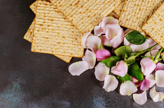 Fiesta de celebración de la Pascua judía tradicional con pan sin levadura matzo