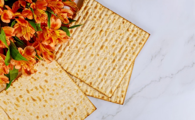 Fiesta de celebración de la Pascua judía tradicional con pan sin levadura matzo