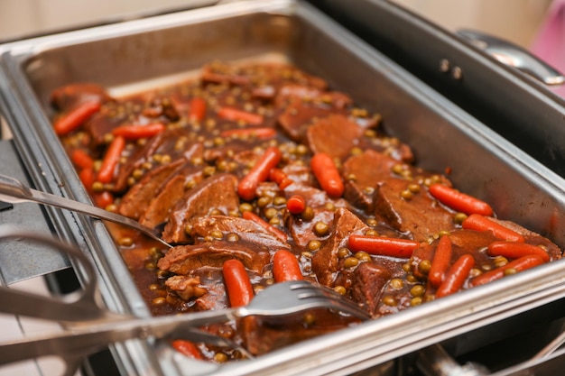 Fiesta compartida con una deliciosa variedad de carne, verduras y platos de pan que encarnan la comunidad