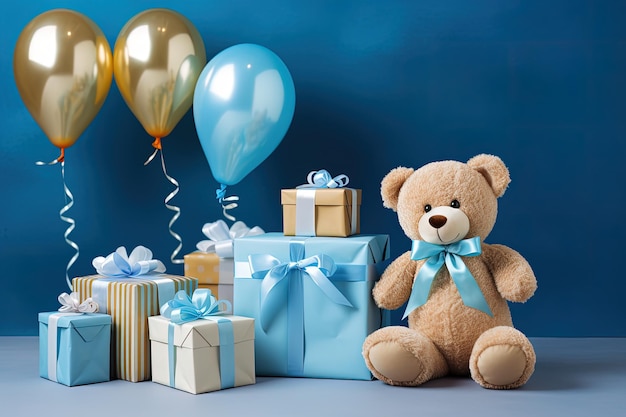 Fiesta de cumpleaños del bebé con decoraciones, regalos, juguetes, globos y pared azul.